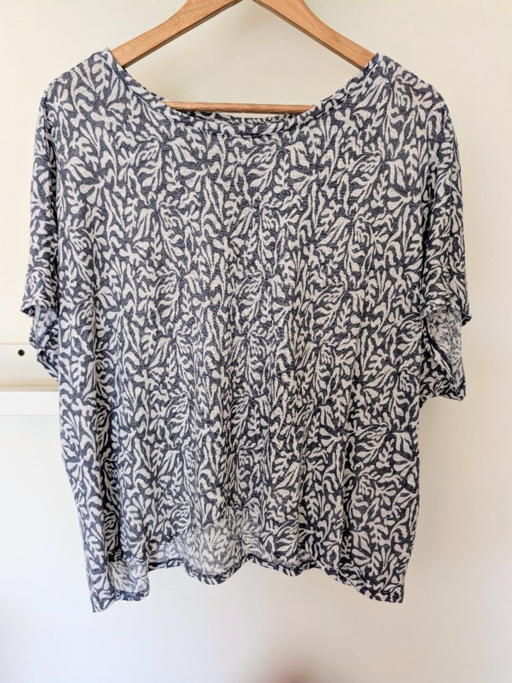Chico's Women's Lightweight Boxy 100% Linen Tee White Blue Plant Print 3/XL